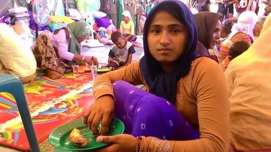 Lahapnya para pengungsi Rohingya saat makan nasi di pengungsian
