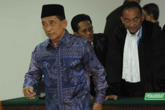 Ekspresi Fuad Amin usai eksepsi ditolak Pengadilan Tipikor