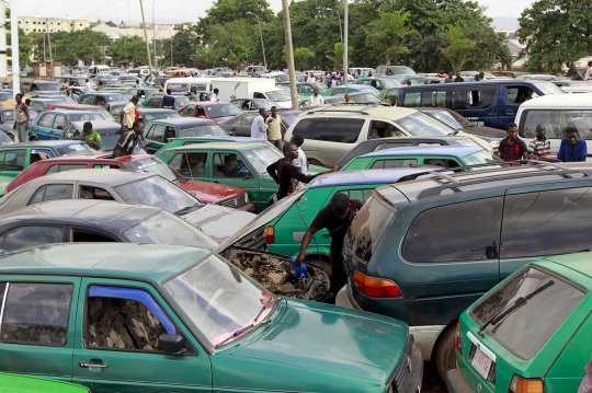 Beginilah kondisi antrean SPBU di Nigeria bila stok BBM langka
