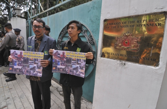 Aksi peduli Rohingya di Kedubes Myanmar