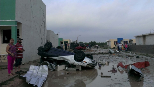 Dahsyatnya terjangan tornado di Meksiko bikin mobil beterbangan