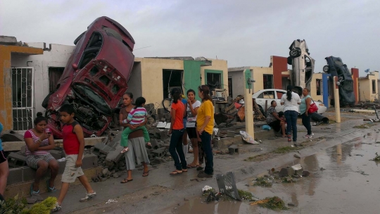 Dahsyatnya terjangan tornado di Meksiko bikin mobil beterbangan
