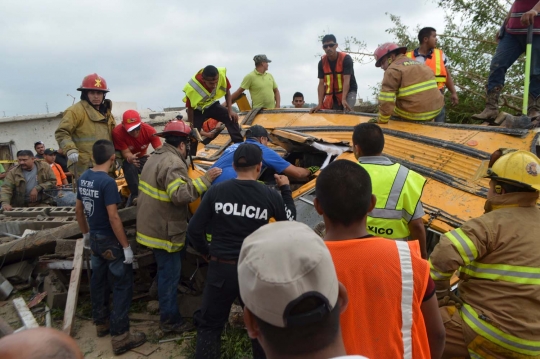 Dahsyatnya terjangan tornado di Meksiko bikin mobil beterbangan