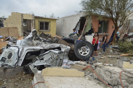 Dahsyatnya terjangan tornado di Meksiko bikin mobil beterbangan