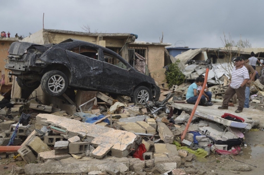 Dahsyatnya terjangan tornado di Meksiko bikin mobil beterbangan