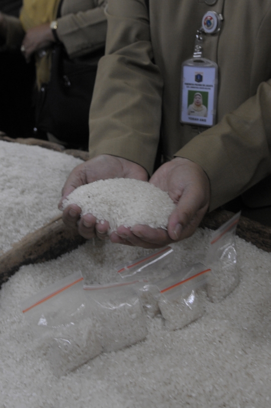Petugas pantau peredaran beras plastik Pasar Kebayoran Lama