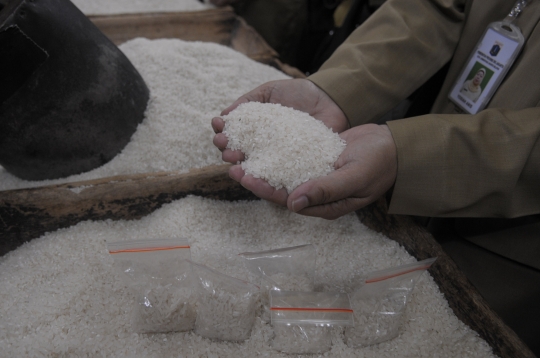 Petugas pantau peredaran beras plastik Pasar Kebayoran Lama