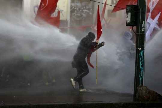 Sadis, mahasiswa ini kritis usai ditembak polisi dengan water canon