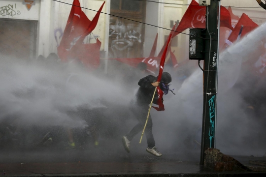 Sadis, mahasiswa ini kritis usai ditembak polisi dengan water canon