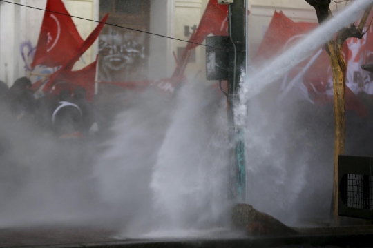 Sadis, mahasiswa ini kritis usai ditembak polisi dengan water canon