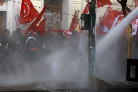 Sadis, mahasiswa ini kritis usai ditembak polisi dengan water canon