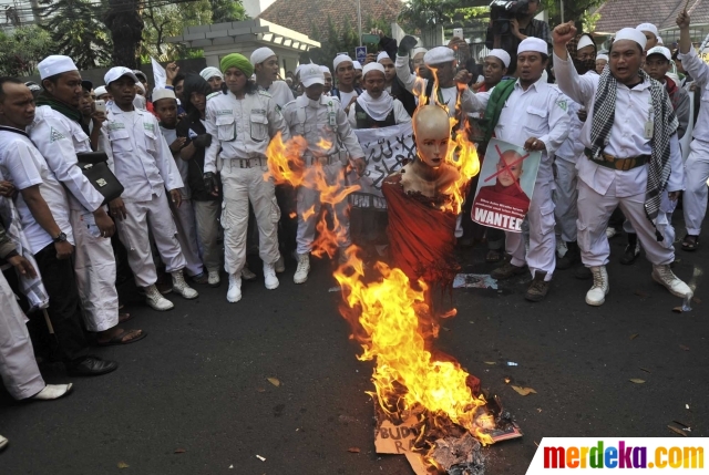 Foto : Kecam kekerasan Rohingya, Forum Umat Islam bakar 