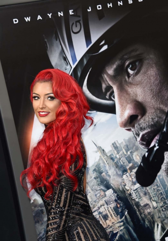 Gaya seksi pegulat cantik Eva Marie hadiri premiere San Andreas