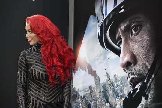 Gaya seksi pegulat cantik Eva Marie hadiri premiere San Andreas