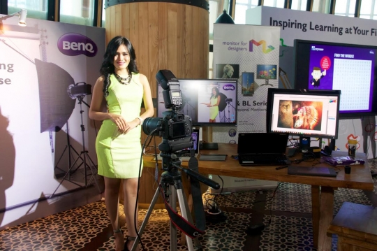 Model cantik perkenalkan produk unggulan BenQ terbaru