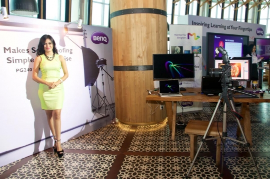 Model cantik perkenalkan produk unggulan BenQ terbaru