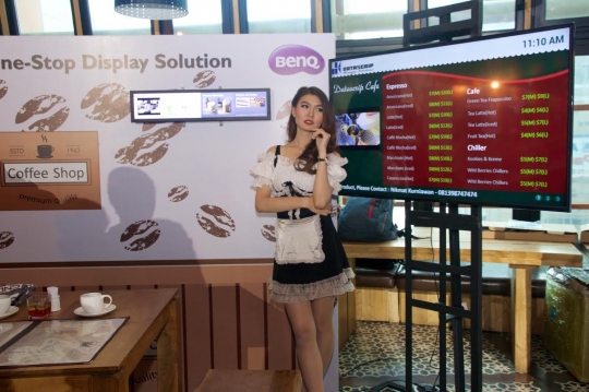 Model cantik perkenalkan produk unggulan BenQ terbaru