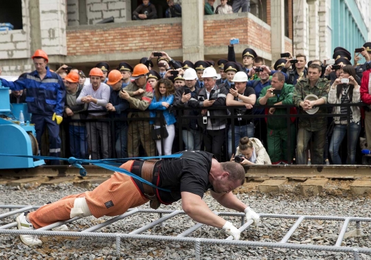Luar biasa, pria ini tarik crane tower seberat 118 ton
