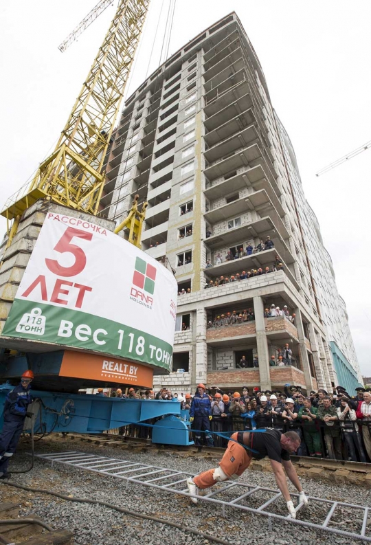 Luar biasa, pria ini tarik crane tower seberat 118 ton