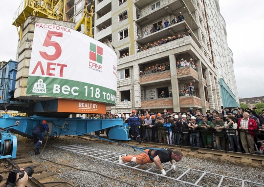 Luar biasa, pria ini tarik crane tower seberat 118 ton