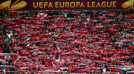 Kegembiraan pemain Sevilla angkat trofi Liga Europa