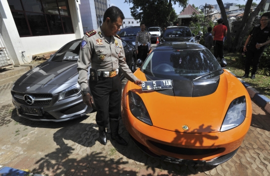 Ini dua sedan mewah berpelat bodong yang ditahan Satlantas Jakut