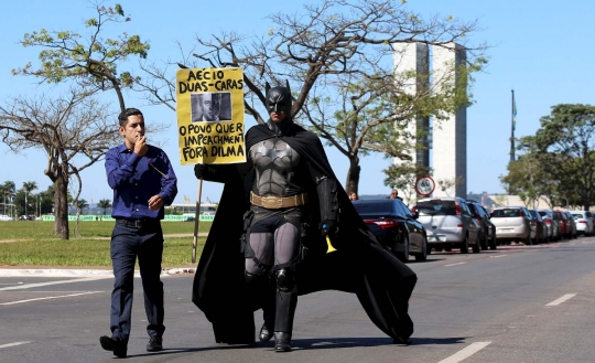Aksi Batman ikut demo tuntut Presiden Brasil mundur