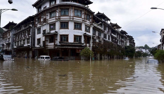 Dahsyatnya terjangan banjir di China rusak jembatan hingga rumah