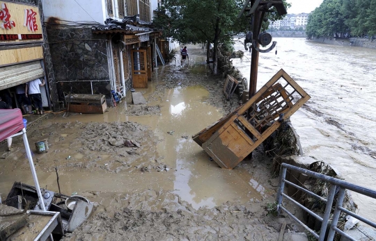 Dahsyatnya terjangan banjir di China rusak jembatan hingga rumah