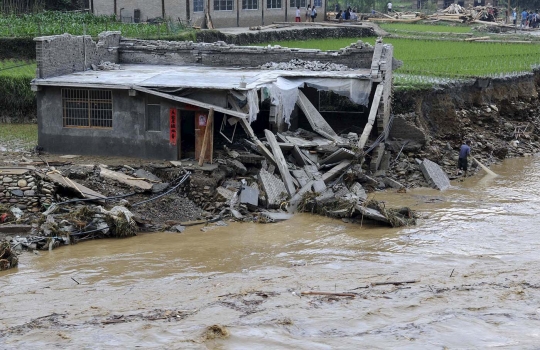 Dahsyatnya terjangan banjir di China rusak jembatan hingga rumah