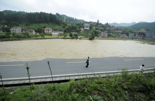 Dahsyatnya terjangan banjir di China rusak jembatan hingga rumah