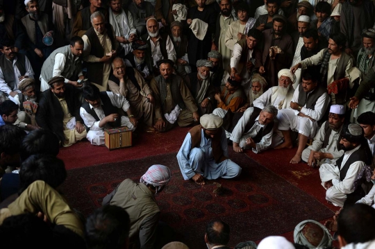 Melihat keseruan lelaki Afghanistan adu burung puyuh