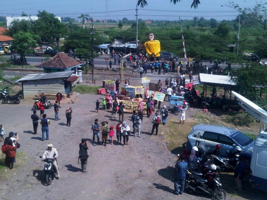 Peringatan 9 tahun Lapindo, warga arak patung Ical ke lumpur