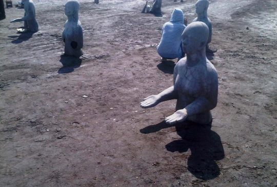 Peringatan 9 tahun Lapindo, warga arak patung Ical ke lumpur