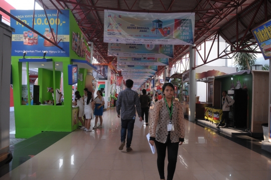 Keramaian warga padati hari pertama Jakarta Fair 2015