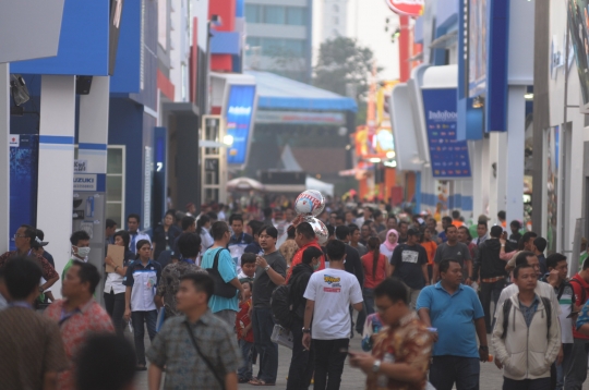 Keramaian warga padati hari pertama Jakarta Fair 2015