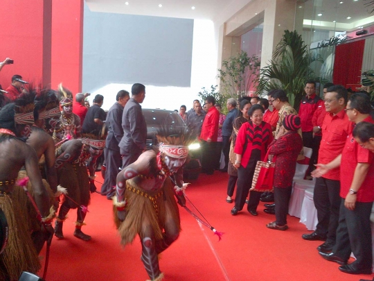 Tari tradisional Papua sambut pembukaan kantor baru PDIP