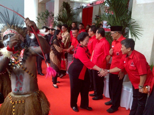 Tari tradisional Papua sambut pembukaan kantor baru PDIP