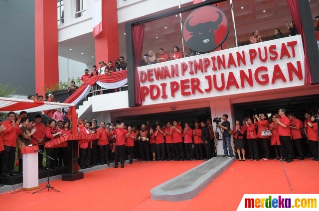 Foto : Kentalnya nuansa merah dan putih di kantor baru 