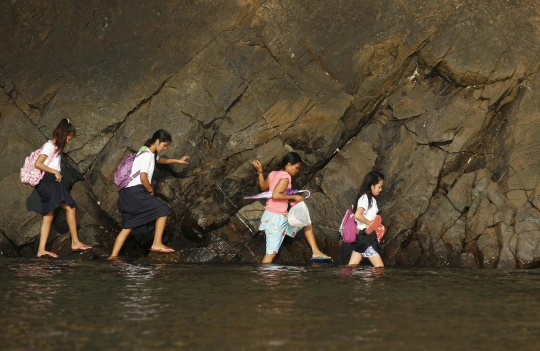 Kisah perjuangan siswa di Filipina susuri sungai ke sekolah