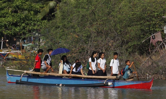Kisah perjuangan siswa di Filipina susuri sungai ke sekolah