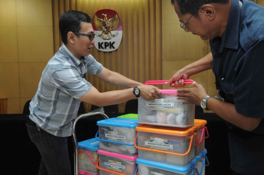 Melihat cara KPK periksa barang milik para tahanannya