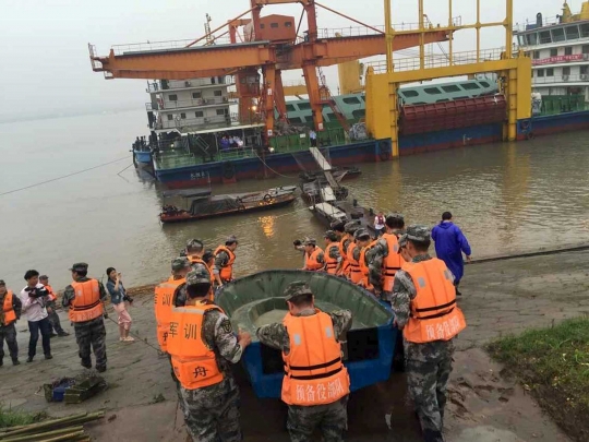 Pencarian kapal tenggelam berpenumpang 458 orang di China
