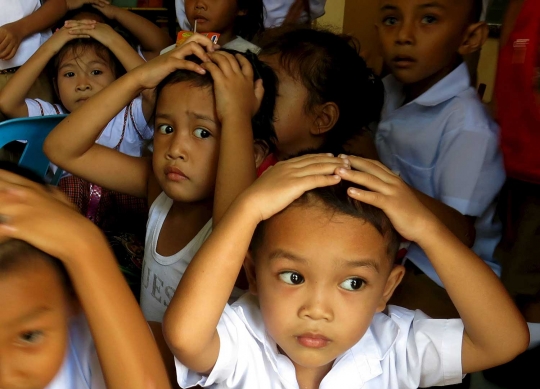 Antusiasme murid SD Filipina berduyun-duyun ikut simulasi gempa