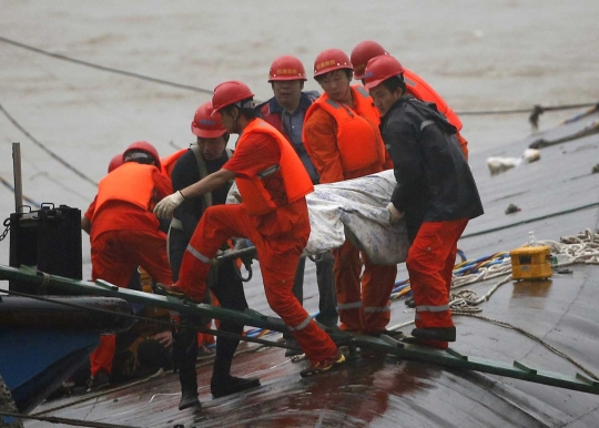 Melihat lebih dekat evakuasi korban kapal tenggelam di China