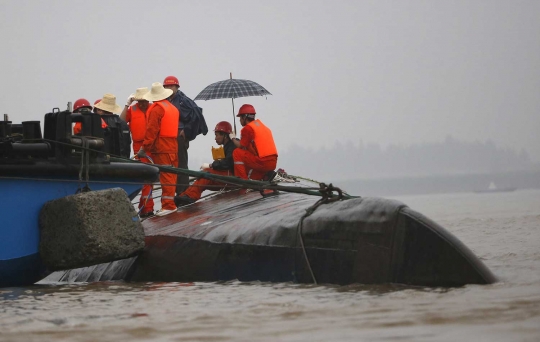Melihat lebih dekat evakuasi korban kapal tenggelam di China