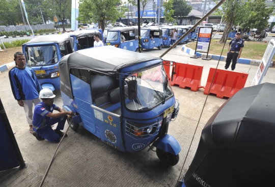 2.000 Bajaj oranye DKI berganti jubah biru