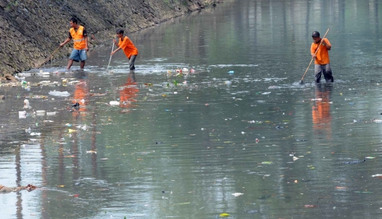 Cegah banjir, sampah plastik di Sungai Cideng dibersihkan