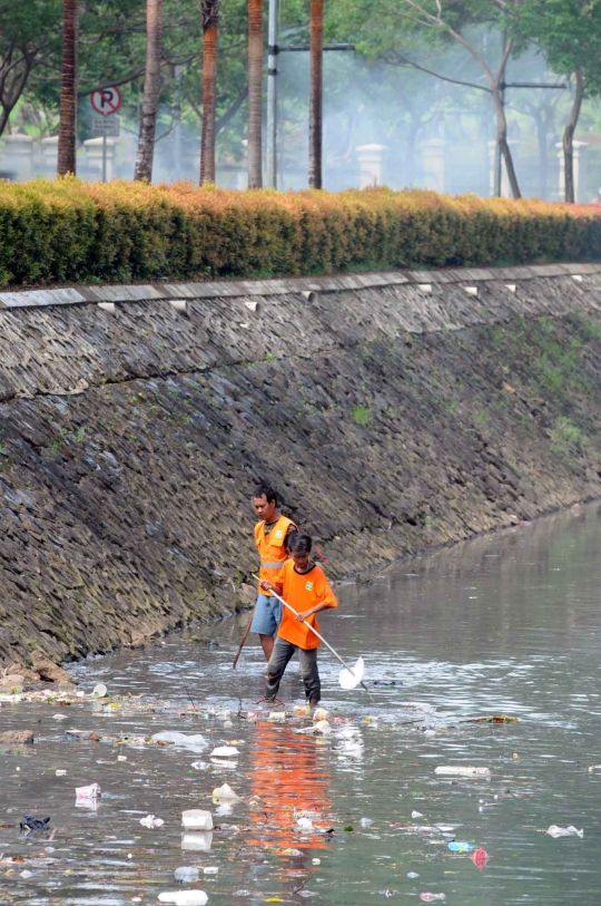 Cegah banjir, sampah plastik di Sungai Cideng dibersihkan
