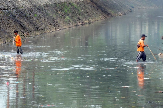 Cegah banjir, sampah plastik di Sungai Cideng dibersihkan